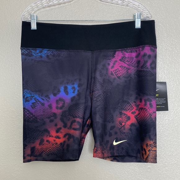 Nike Pants - Nike Women’s Mid Rise Tight Fit 7”Length Shorts XXL